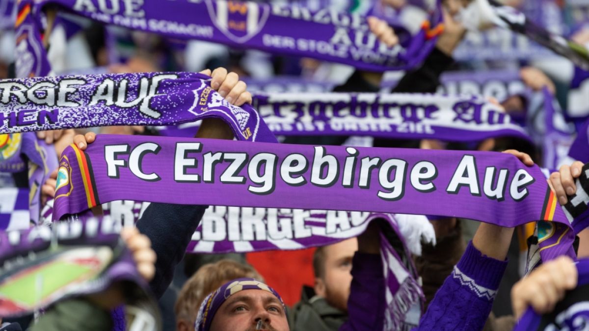 Mit ihren Schals zeigen die Fans von Erzgebirge Aue für welchen Verein ihr Hetz schlägt. (Symbolbild) (Foto)