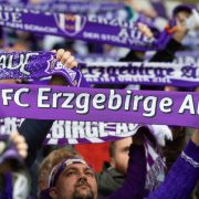 Mit ihren Schals zeigen die Fans von Erzgebirge Aue für welchen Verein ihr Hetz schlägt. (Symbolbild) Mit ihren Schals zeigen die Fans von Erzgebirge Aue für welchen Verein ihr Hetz schlägt. (Symbolbild) (Foto)