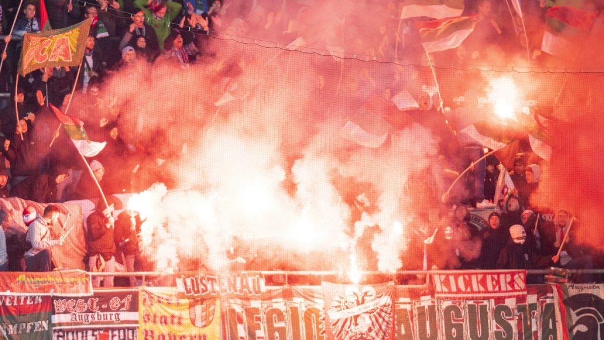 Mit vollem Einsatz stehen die Fans vom FC Augsburg hinter ihrem Verein. (Symbolbild) (Foto)