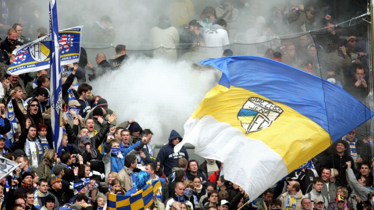 Unter der blau-gelb-weißen Fahne von Jena feuern die Fans den FC Carl Zeiss an. (Symbolbild) (Foto)