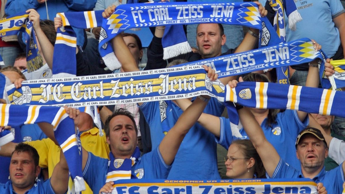 Mit den Schals in der Luft unterstützen die Fans vom FC Carl Zeiss Jena ihren Verein. (Symbolbild) (Foto)
