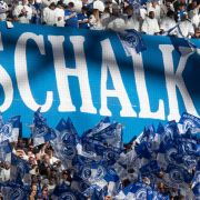 Mit wehenden Fahnen feuern die Fans von Schalke 04 ihre Mannschaft an. (Symbolbild) Mit wehenden Fahnen feuern die Fans von Schalke 04 ihre Mannschaft an. (Symbolbild) (Foto)
