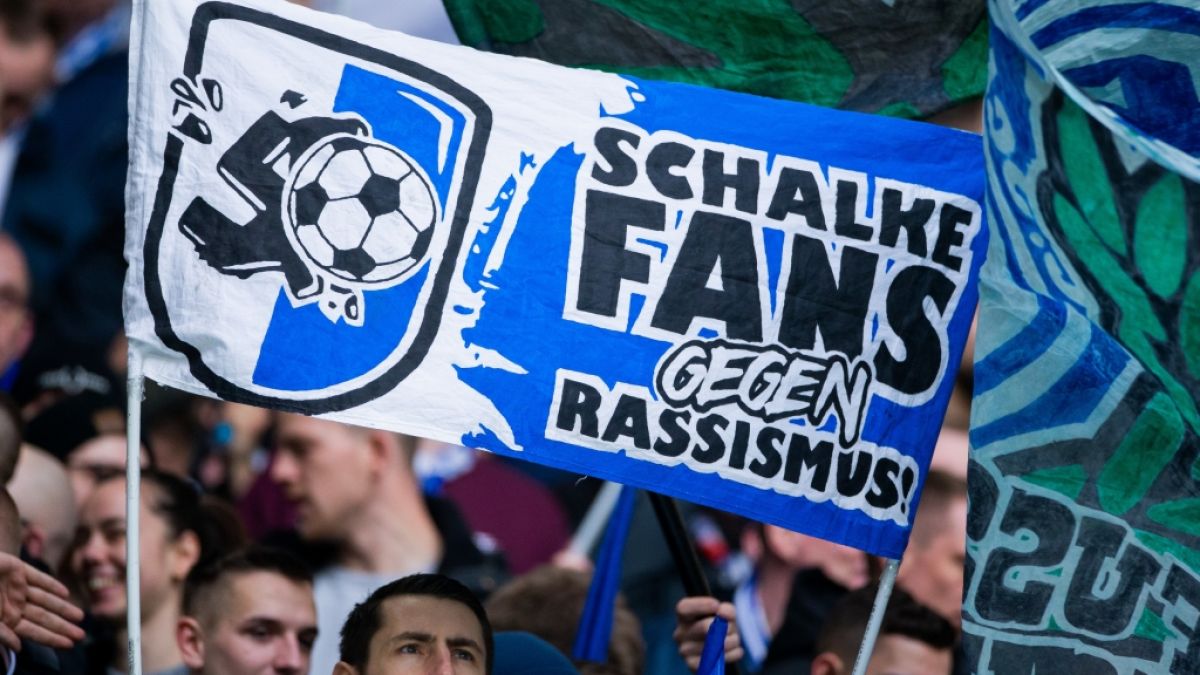 Engagiert zeigen sich die Fans von Schalke 04 auf der Tribüne und feiern ihren Verein. (Symbolbild) (Foto)
