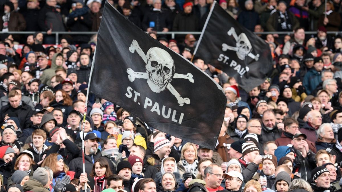 Mit der Totenkopf-Fahne unterstützen die Fans von St Pauli ihr Team. (Symbolbild) (Foto)