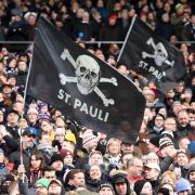Mit der Totenkopf-Fahne unterstützen die Fans von St Pauli ihr Team. (Symbolbild) Mit der Totenkopf-Fahne unterstützen die Fans von St Pauli ihr Team. (Symbolbild) (Foto)