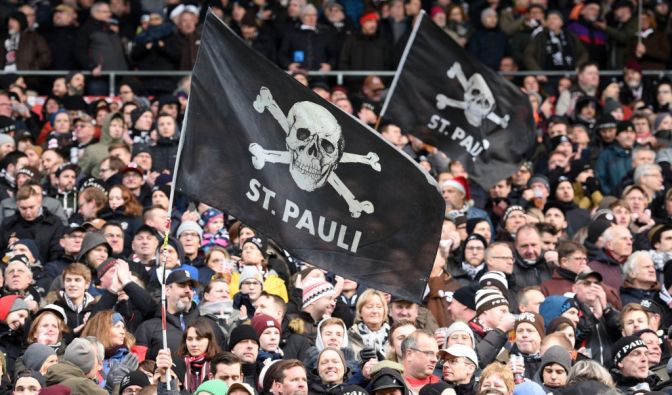 Mit der Totenkopf-Fahne unterstützen die Fans von St Pauli ihr Team. (Symbolbild)