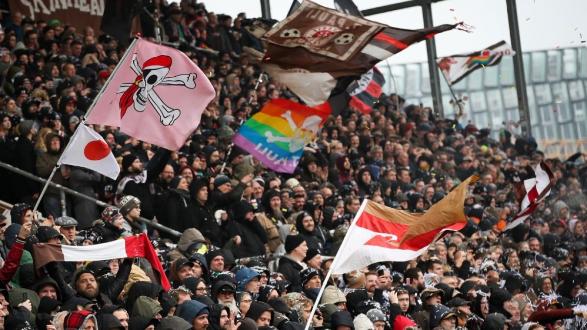 Mit Fahnen in allen Farben zeigen die Fans vom FC St. Pauli, wem ihr Herz gehört. (Symbolbild) (Foto)