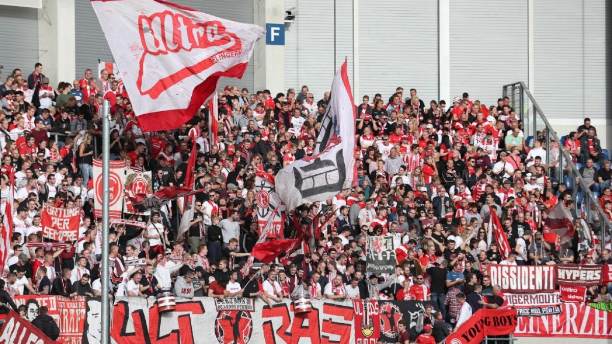 Banner und Fahnen sind auch die Werkzeuge, die die Fans von Fortuna Düsseldorf benutzen, um ihre Mannschaft zu unterstützen. (Symbolbild) (Foto)