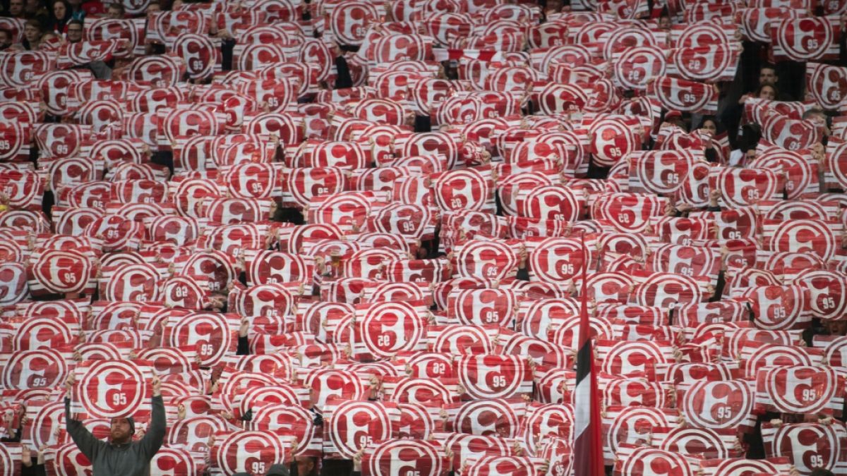 Mit vollem Einsatz feuern die Fans von Fortuna Düsseldorf ihren Verein an. (Symbolbild) (Foto)