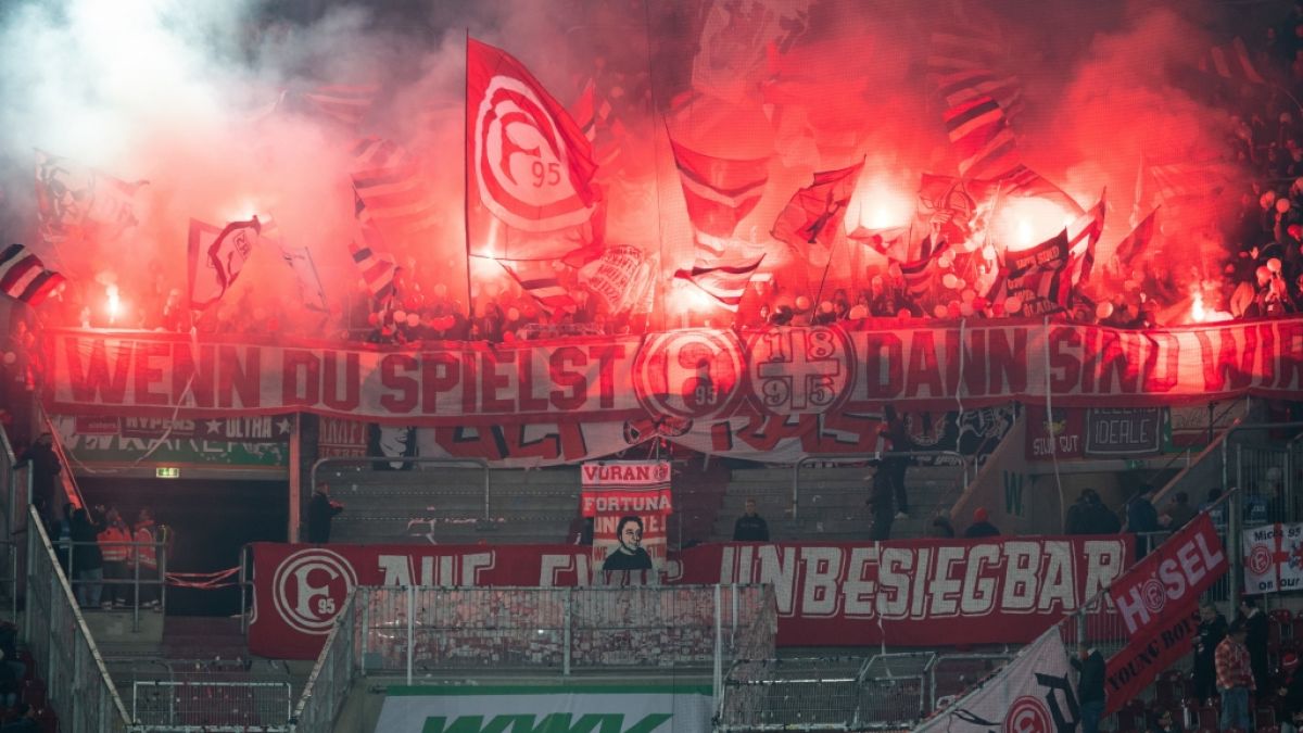 Die Fans von Fortuna Düsseldorf feiern ihren Verein von der Tribüne aus. (Symbolbild) (Foto)