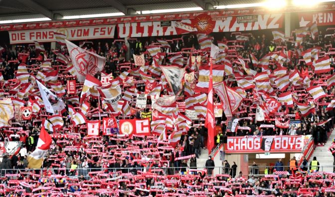 Fahnen und Gesänge unterstützen den FSV Mainz bei vielen Spielen. (Symbolbild)