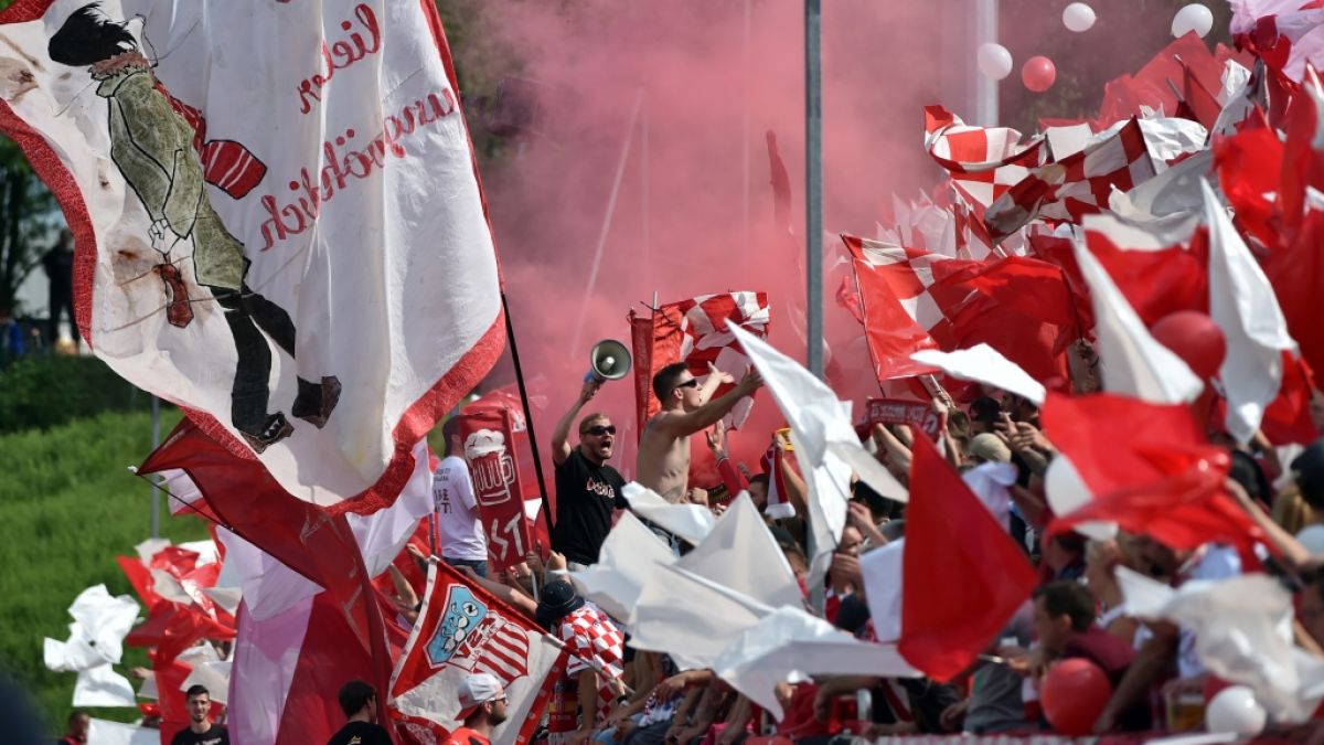 Die Fans vom FSV Zwickau feuern ihr Team mit voller Kraft an. (Symbolbild) (Foto)