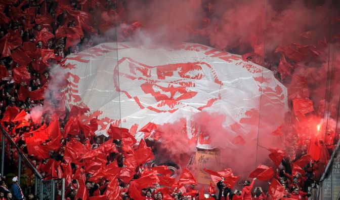 Mit roten Fahnen unterstützen die Fans vom Halleschen FC ihre Mannschaft. (Symbolbild)