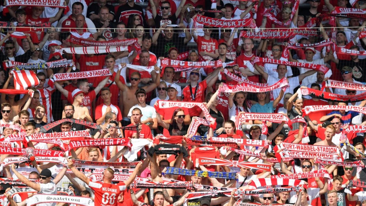 Auf den Rängen feiern die Fans vom Halleschen FC ihren Verein. (Symbolbild) (Foto)