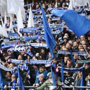 Mit den Schals in der Luft unterstützen die Fans den Hamburger SV. (Symbolbild) Mit den Schals in der Luft unterstützen die Fans den Hamburger SV. (Symbolbild)