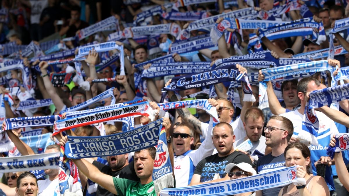 Die Fans heben ihre Schals zur Unterstützung der Spieler vom FC Hansa Rostock. (Symbolbild) (Foto)