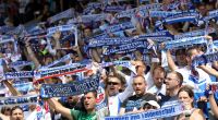 Die Fans heben ihre Schals zur Unterstützung der Spieler vom FC Hansa Rostock. (Symbolbild)
