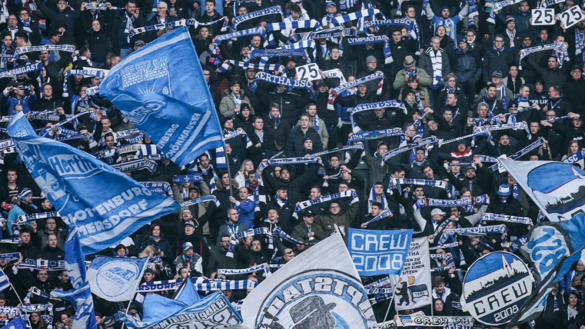 Mit den Schals von Hertha BSC in der Luft zeigen die Fans ihre Unterstützung. (Symbolbild) (Foto)