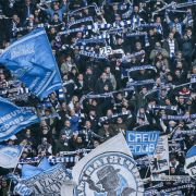 Mit den Schals von Hertha BSC in der Luft zeigen die Fans ihre Unterstützung. (Symbolbild) Mit den Schals von Hertha BSC in der Luft zeigen die Fans ihre Unterstützung. (Symbolbild) (Foto)