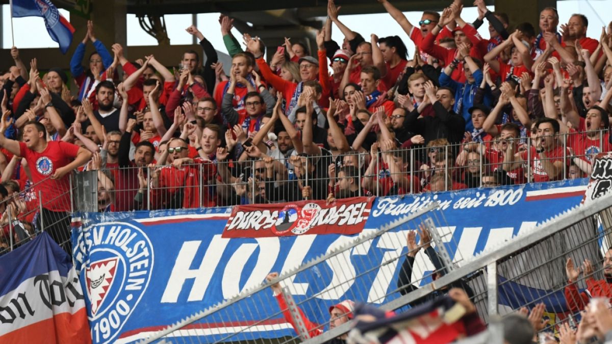 Lautstark feuern die Fans von Holstein Kiel ihren Verein an. (Symbolbild) (Foto)