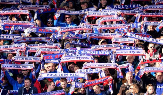 Mit den Schals zeigen die Fans von Holstein Kiel, zu welcher Mannschaft sie stehen. (Symbolbild)