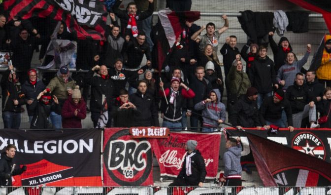 Die Mannschaft von Ingolstadt 04 wird von den Fans lautstark unterstützt. (Symbolbild)