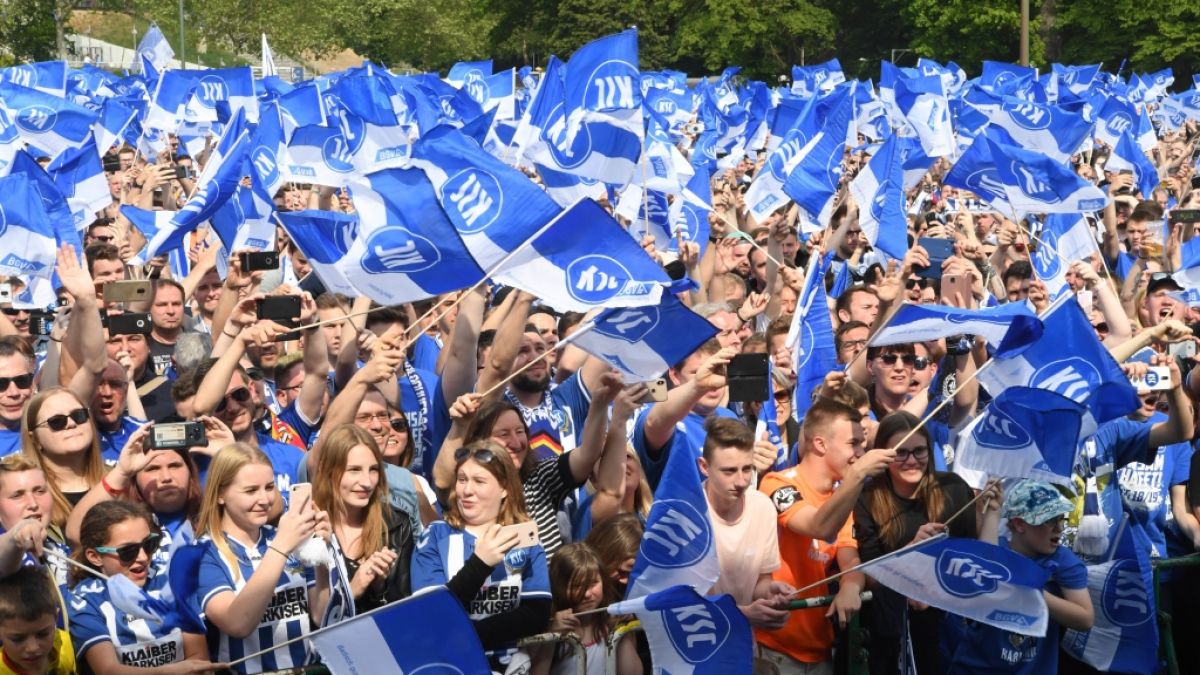 Die Fans jubeln den Spielern vom Karlsruher SC zu. (Symbolbild) (Foto)