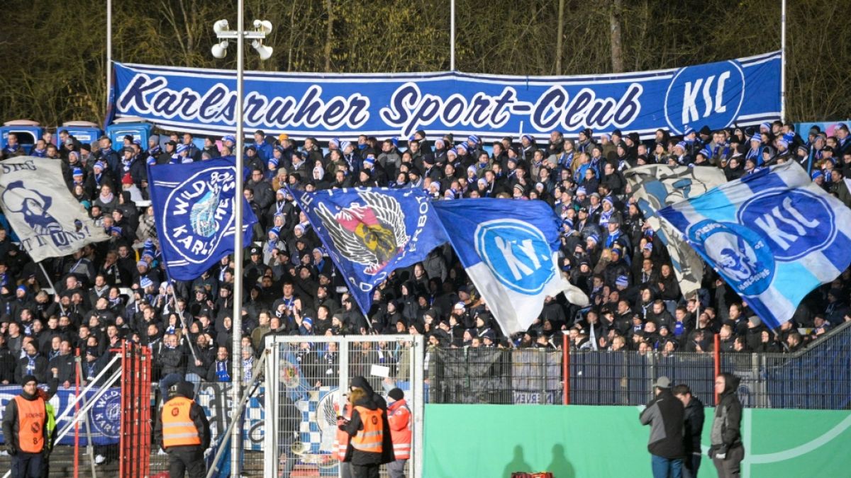 Die Fans vom Karlsruher SC schwenken Fahnen für ihren Verein. (Symbolbild) (Foto)
