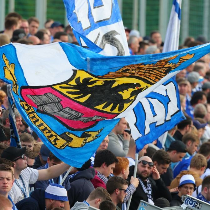 Mit Fahnen unterstützen die Fans von den Rängen aus den MSV Duisburg. (Symbolbild)
