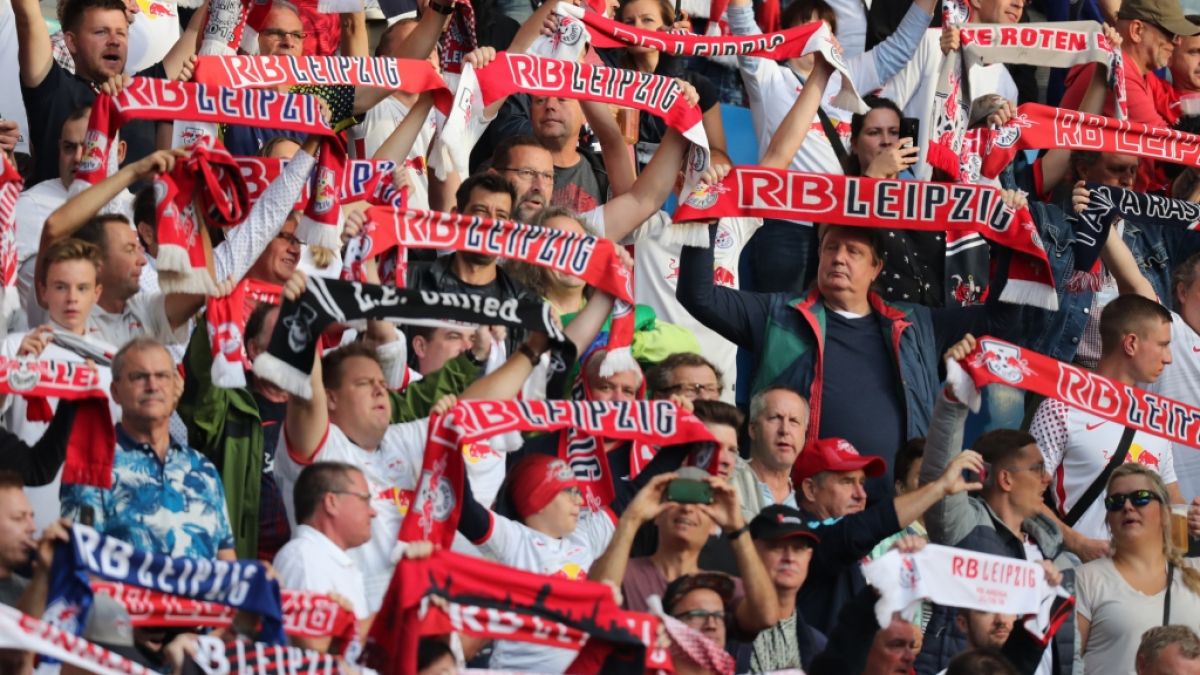 Mit ihren Schals zeigen die Fans von RB Leipzig, zu wem sie stehen. (Symbolbild) (Foto)