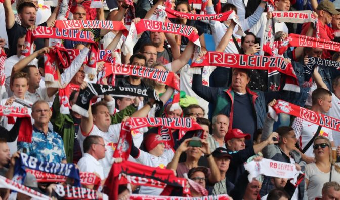 Mit ihren Schals zeigen die Fans von RB Leipzig, zu wem sie stehen. (Symbolbild)