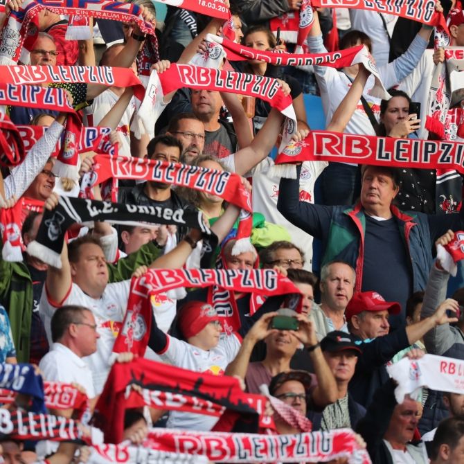 Mit ihren Schals zeigen die Fans von RB Leipzig, zu wem sie stehen. (Symbolbild)
