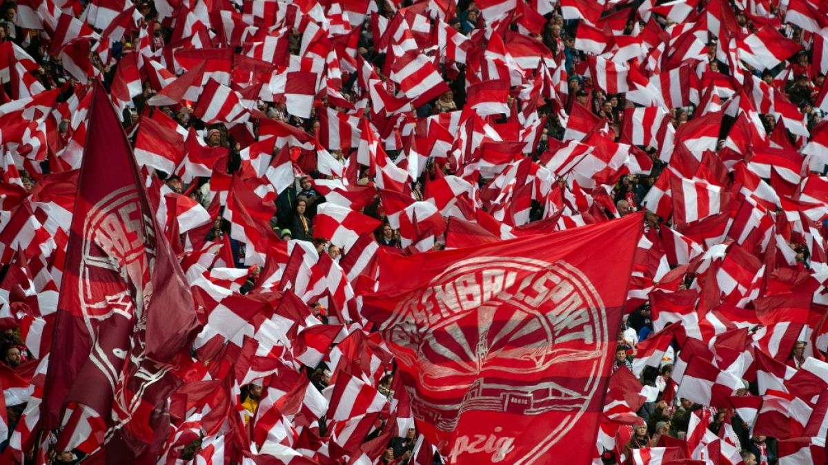 Mit den Fahnen feuern die Fans von RB Leipzig ihr Team an. (Symbolbild) (Foto)