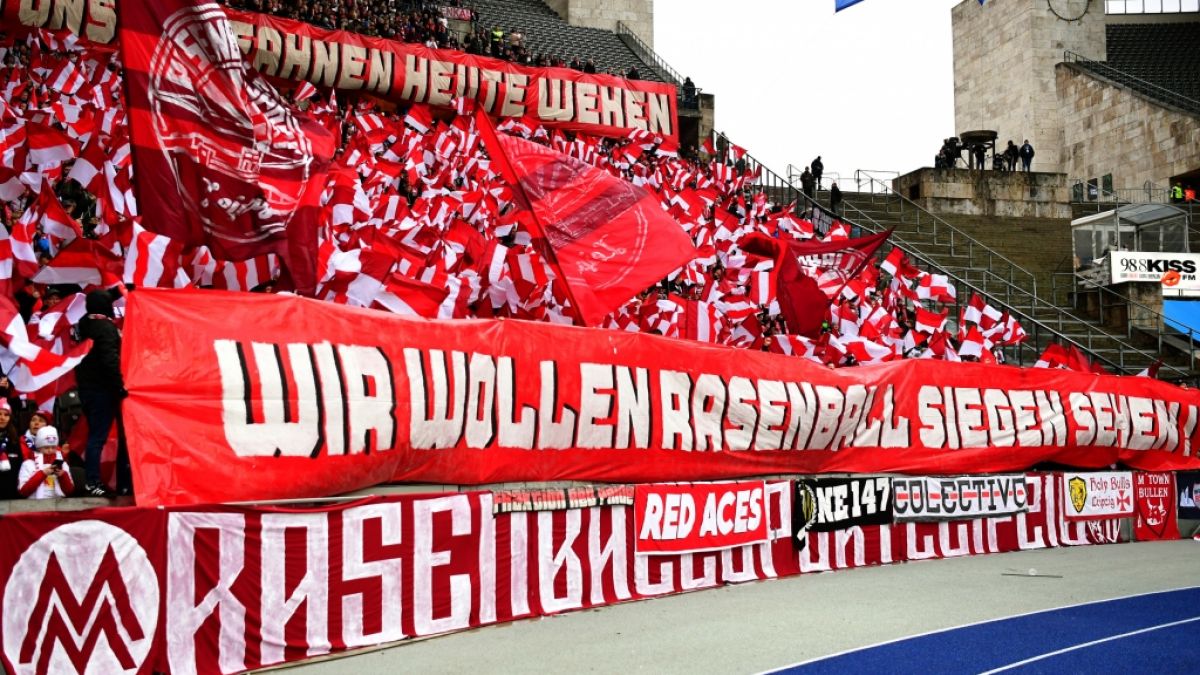 Von der Tribüne aus jubeln die Fans den Spielern von RB Leipzig zu. (Symbolbild) (Foto)