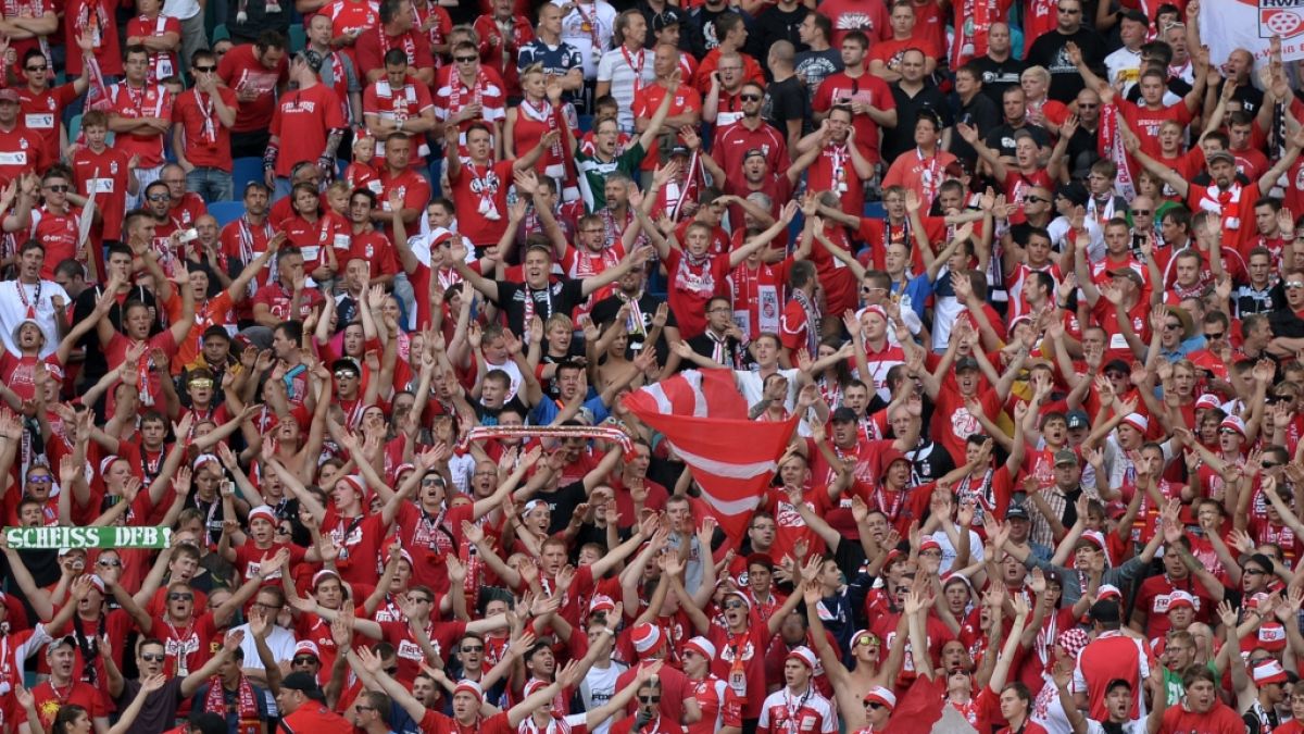 Von der Tribüne aus feuern die Fans die Spieler von Rot-Weiß Erfurt an. (Symbolbild) (Foto)