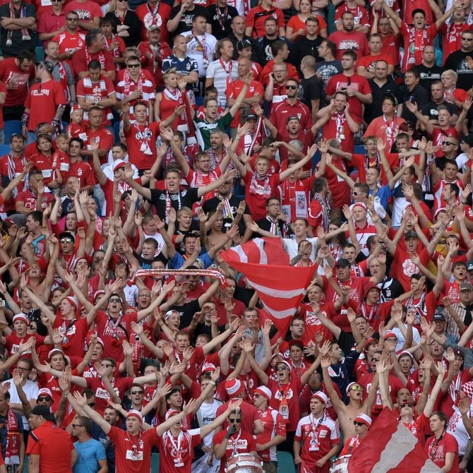 Von der Tribüne aus feuern die Fans die Spieler von Rot-Weiß Erfurt an. (Symbolbild)
