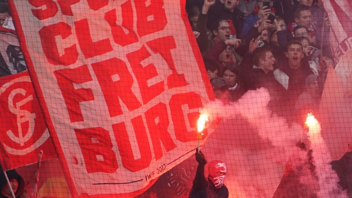 Lautstark feuern die Fans vom SC Freiburg ihre Mannschaft an. (Symbolbild) (Foto)