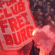Lautstark feuern die Fans vom SC Freiburg ihre Mannschaft an. (Symbolbild) Lautstark feuern die Fans vom SC Freiburg ihre Mannschaft an. (Symbolbild) (Foto)
