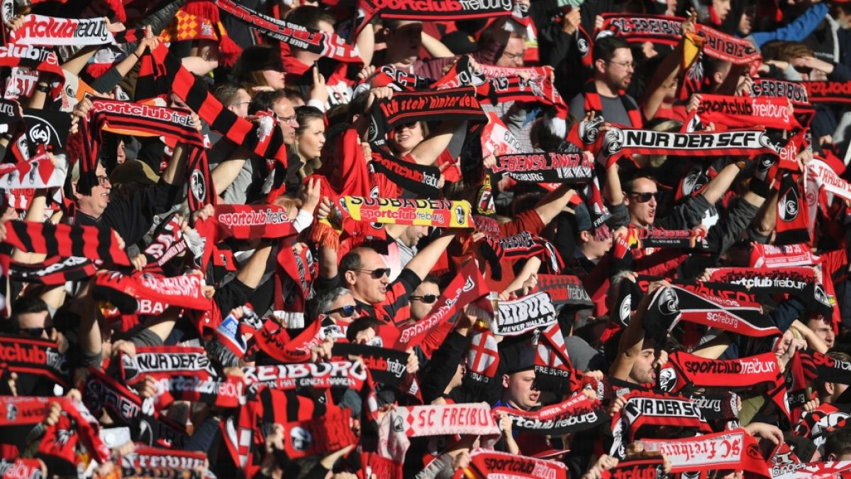 Mit ihren Schals in der Luft unterstützen die Fans vom SC Freiburg ihr Team. (Symbolbild) (Foto)