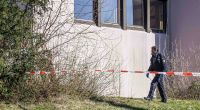 In Holzgerlingen (Kreis Böblinen) sind die Leichen zweier Männer und einer Frau in einem Wohnhaus gefunden worden. Die Polizei ermittelt.