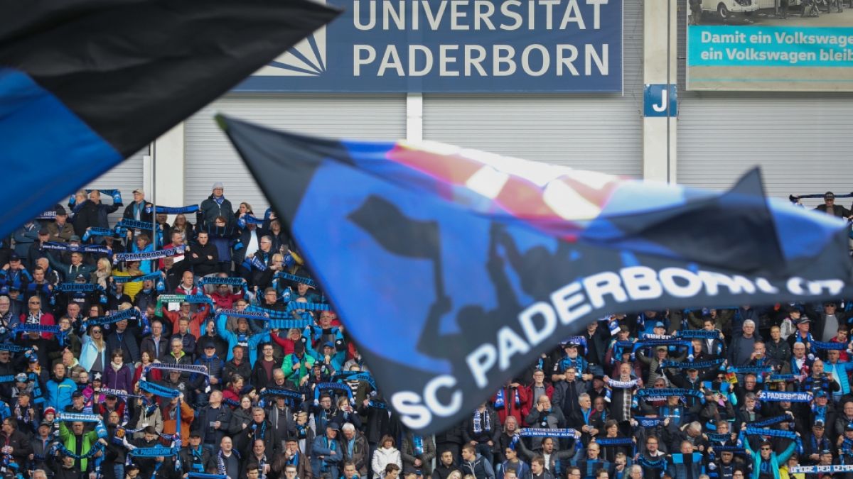 Mit Fahnen und Schals zeigen die Fans vom SC Paderborn für welchen Verein ihr Herz schlägt. (Symbolbild) (Foto)