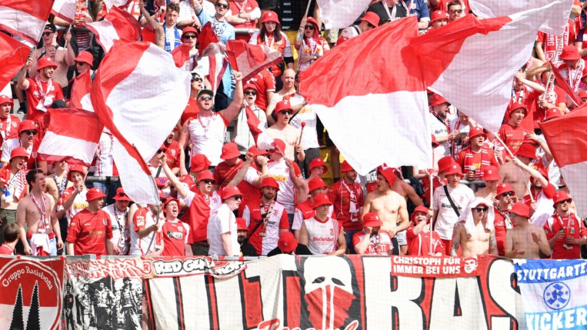 Mit wehenden Fahnen feuern die Fans vom SSV Jahn Regensburg ihren Verein an. (Symbolbild) (Foto)