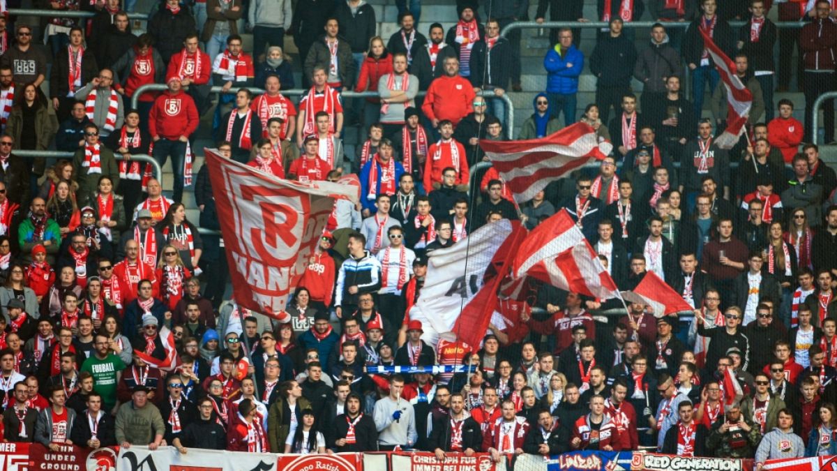 Unterstützer von Jahn Regensburg folgen gespannt dem Spiel ihres Vereins. (Symbolbild) (Foto)