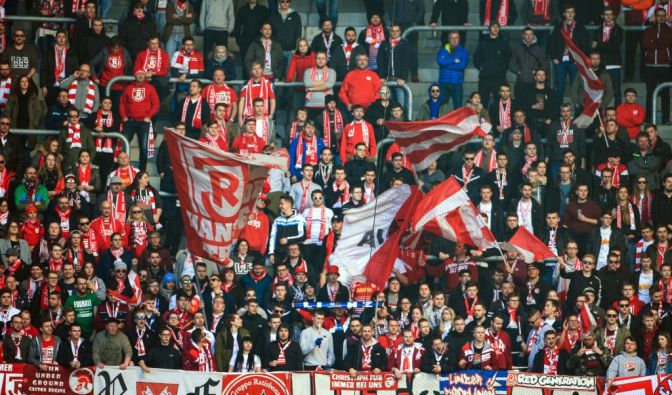 Unterstützer von Jahn Regensburg folgen gespannt dem Spiel ihres Vereins. (Symbolbild)