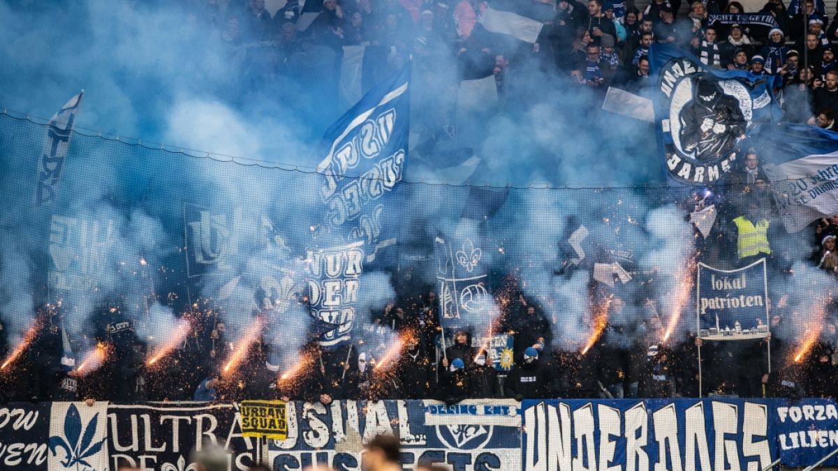 Mit vollem Einsatz zeigen die SV Darmstadt-Fans, welches Team sie siegen sehen wollen. (Symbolbild) (Foto)