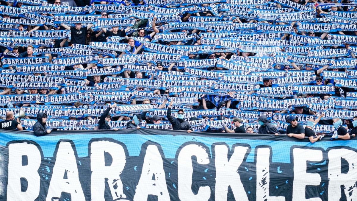 Mit den Schals in der Luft zeigen die Fans vom SV Waldhof Mannheim, wen sie siegen sehen wollen. (Symbolbild) (Foto)