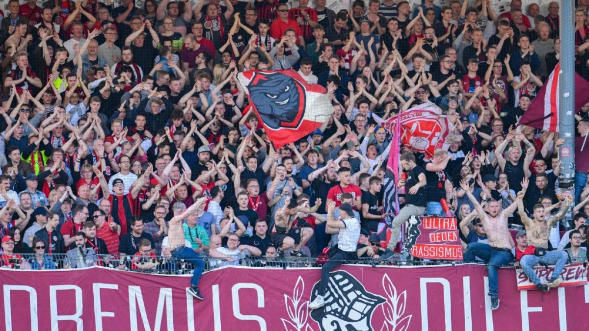 Der SV Wehen Wiesbaden wird von seinen Fans mit Jubel unterstützt. (Symbolbild) (Foto)