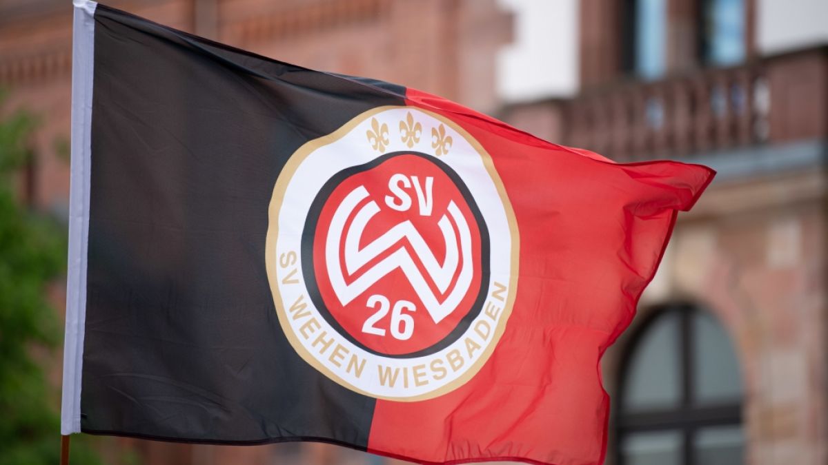 Die Fahne des SV Wehen Wiesbaden ist eines der Zeichen, mit denen sich Fans des Vereins erkennbar machen. (Symbolbild) (Foto)