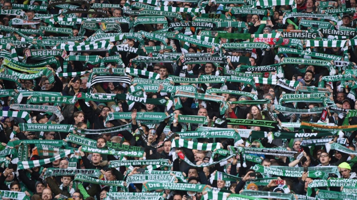 Mit den Schals in der Luft unterstützen die Fans den SV Werder Bremen. (Symbolfoto) (Foto)