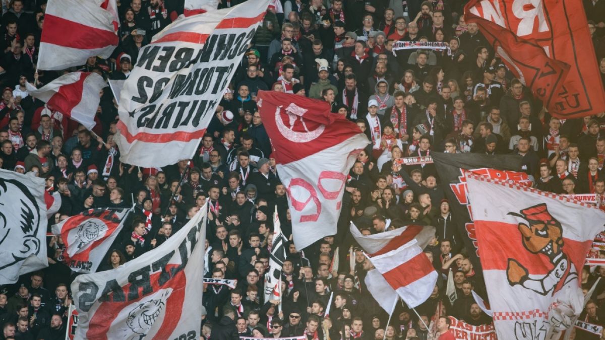 Die Fans des VfB Stuttgart schwenken die Fahnen für ihren Verein. (Symbolbild) (Foto)